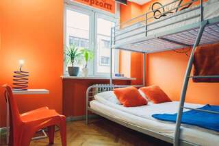 Хостелы Mosquito Hostel Krakow Краков Трехместный номер с общей ванной комнатой-3